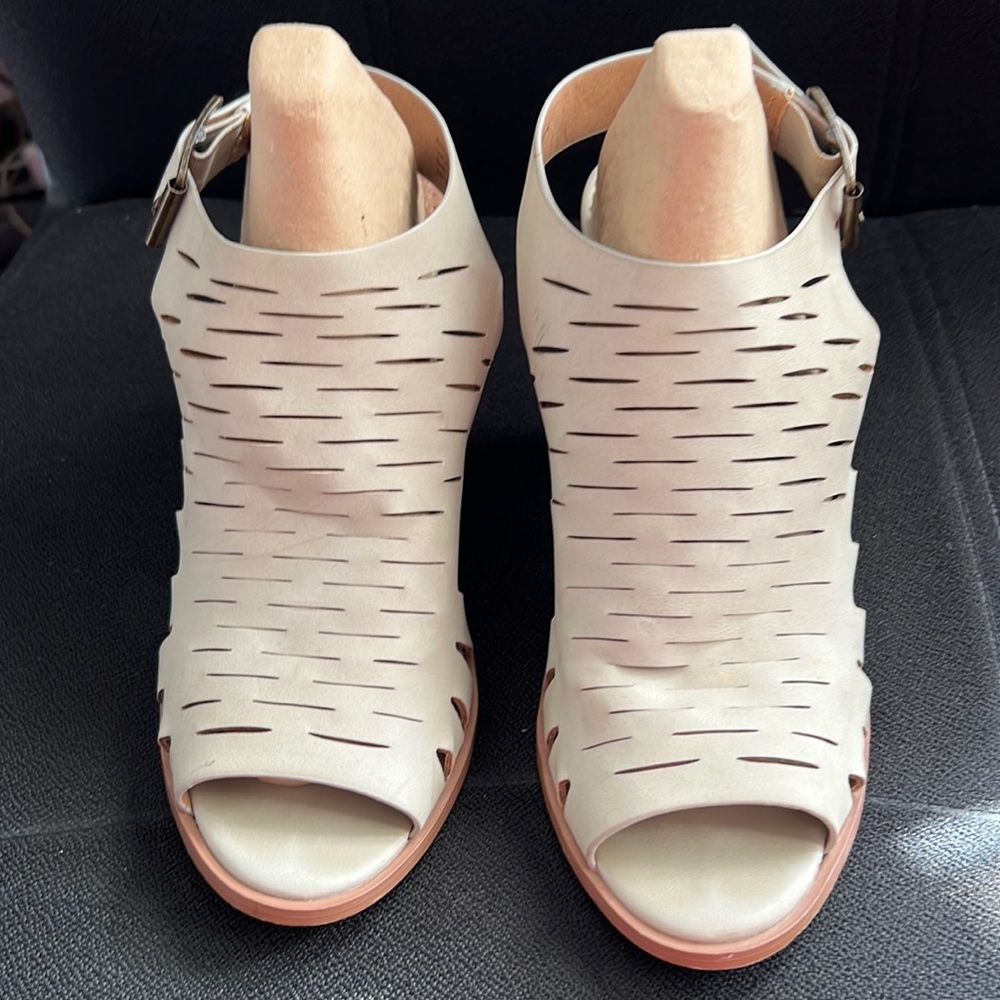 EUC Restricted 3.5” Staked Block Heel Sandals size 8